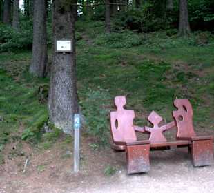 Schön mit geschnitzten Holzfiguren geschmückte Ban