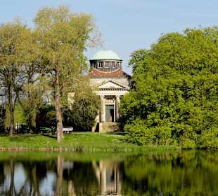 Blick über den See auf das ehemalige Krematorium