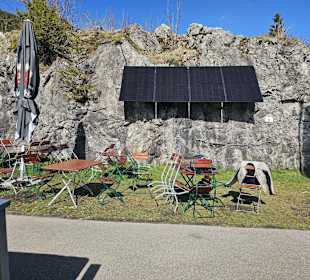 Tische und Stühle unter Felsen