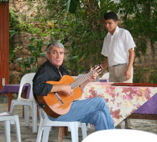 Musikuntermalung beim Fischessen