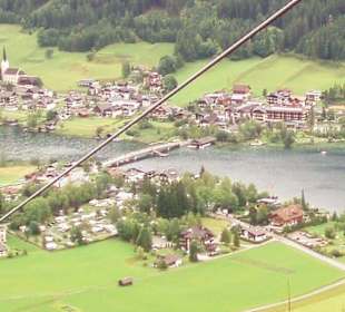 Seilbahnblick auf Brücke und Hotel