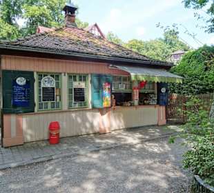 Alter Kiosk mit Biergarten im Tierpark Röhrensee
