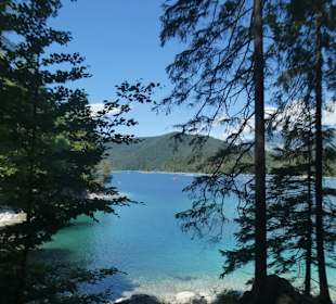 Blick über den Eibsee hinweg