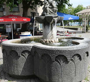 Der Fischweiber-Brunnen in Köln am Fischmarkt