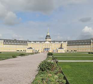 Blick über den Schlossplatz zum Karlsruher Schloss
