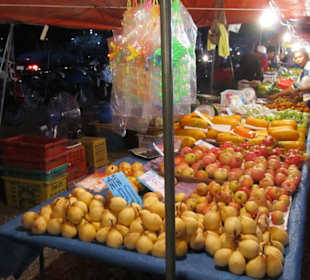 Der Bangtao Nacht-Markt mit Angeboten 011