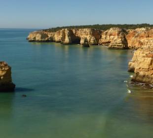 Praia de Marinha mit toller Küste und Strand