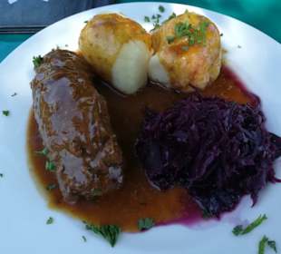 Rinderroulade mit Rotkraut und Knödel