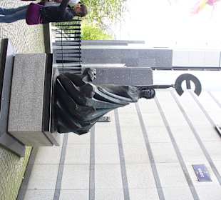 Rzeźba obok Parlamentu Europejskiego