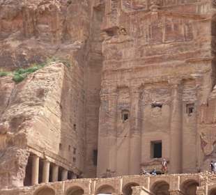 Markanter Bau am Ende von Petra