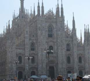 Il duomo svetta contro il cielo azzurro