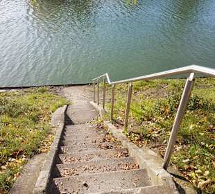 Nur ein paar Stufen herunter bis zum Wasser