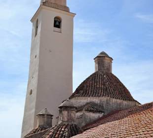 Glockenturm und Seitenkapellen