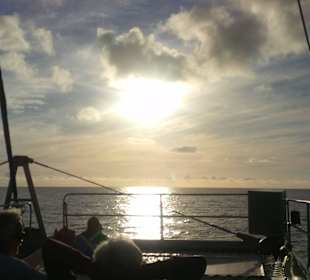 Dem Sonnenuntergang entgegen segeln 