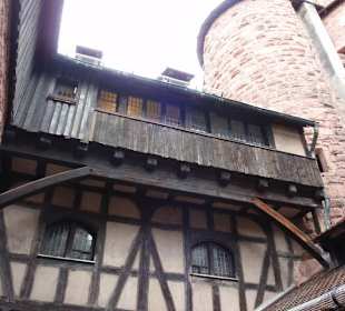 Двор замка "Верхний Кенигсбург"