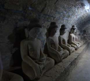 Buddhas in allen Seitengängen