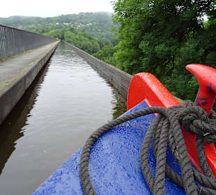 Am Bug sitzend über das Viadukt