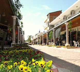 Die südliche, zweite Einkaufsstraße