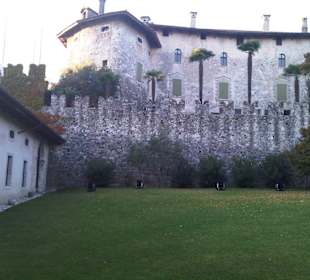 Der schöne Innenhof und Teil des Burggebäudes