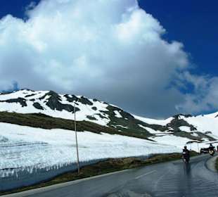 Schneewand Schmelzwasser