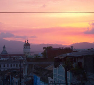 Sonnenuntergang über Santiago und der Sierra