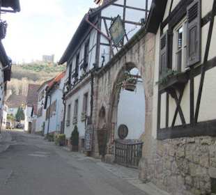 Hambacher Schloss von der Schlossgasse aus