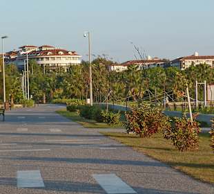 Promenade, am Hotel vorbei