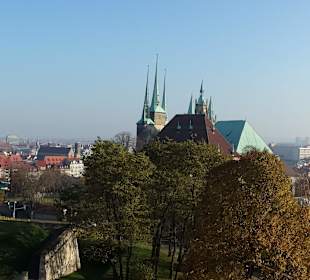 Blick vom Petersberg zum Hotel