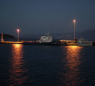 Der Hafen von Agios Nicolas am Abend