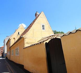 Enge Gassen und bunte Gebäude