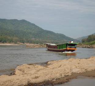 Typisches Boot in Laos auf dem Mekong