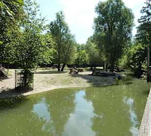 Anlage durch Wassergräben getrennt