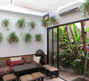 Sitzgelegenheiten im Jardin Majorelle Restaurant