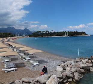 Strand mit Liegen