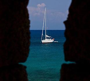 Blick aus einem Gemäuer am Mandraki-Hafen