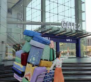 Kofferträger vor dem Gate 2