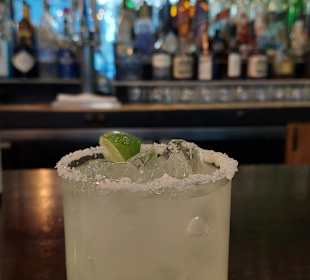Margarita zur Happy Hour an der Theke 