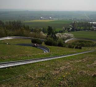Weitschweifender Blick über die Sommerrodelbahn