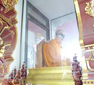 Mumifizierter Mönch im Glaskasten