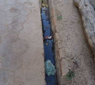 Alles in offenen Kanälen, stinkt bei der Wärme