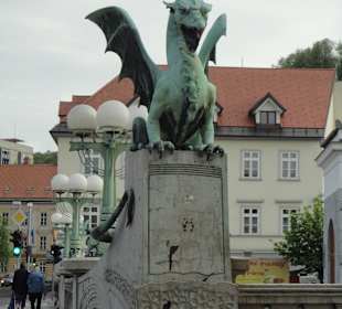 Smoki strzegące zamku