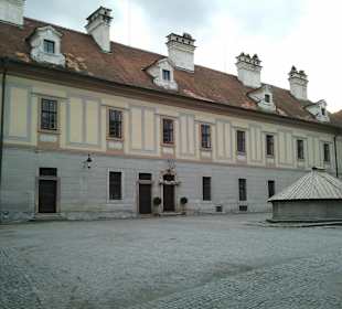 Vorhof des Schlosses