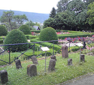 Rosengarten & Grenzsteine im Roscheider Hof