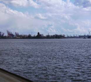 Fähre 62: Blick den Hamburger Hafen