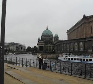 Der Dom im Hintergrund