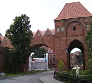 Torun: Toilettenturm, links Ruine dt.Ordensburg
