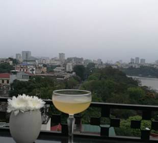 Blick auf den See von Sky-Deck Bar