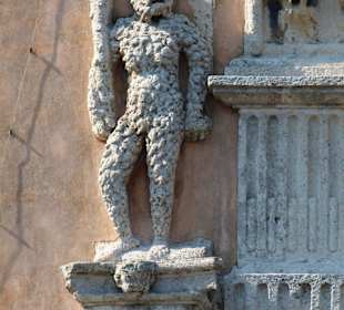 Skulptur am ältesten Haus