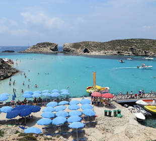 Die vom Comino Hotel & Bungalows ca. 500m entfernte blaue La