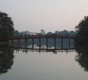 Rote Brücke der aufgehenden Sonne